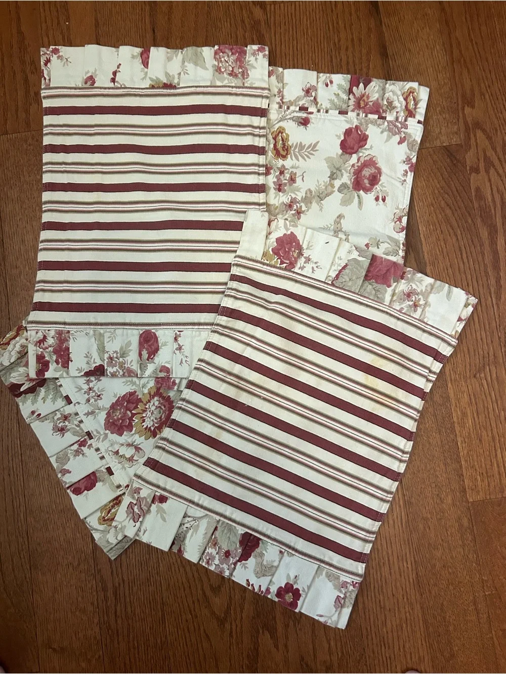 Waverly Garden Rose place mats. A few stains shown in pictures. 4 piece.